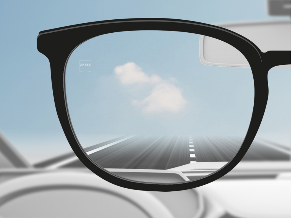 Ilustração esquemática de uma visão nítida da estrada através da lente monofocal DriveSafe. . 