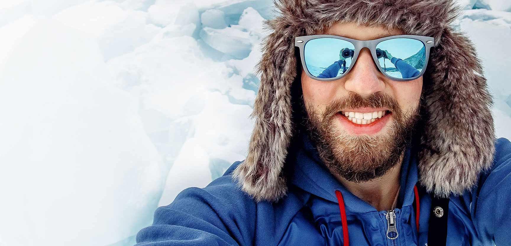 Retrato de um boneco de neve esquiador