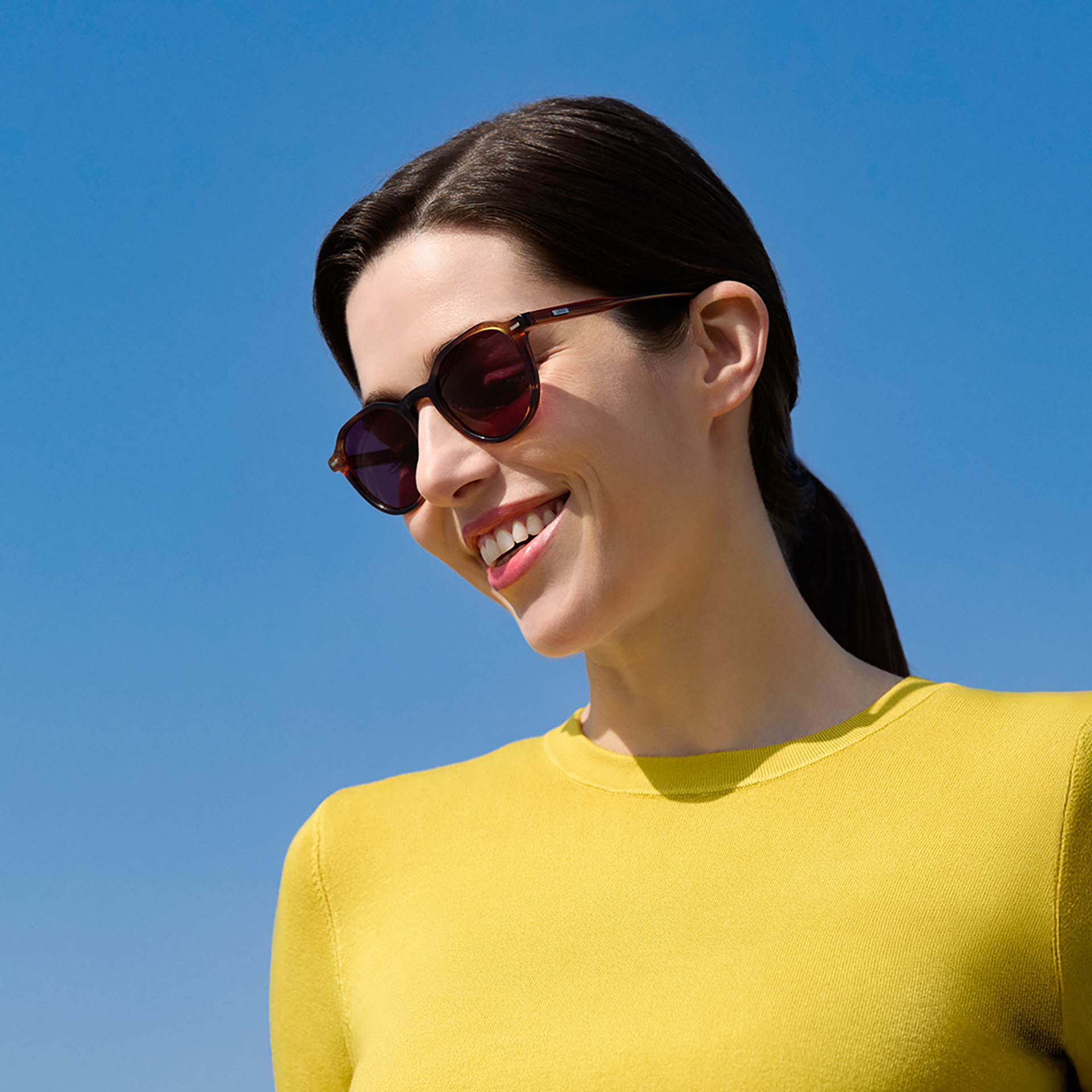 Mulher a usar lentes solares graduadas na cor Burgundy. 
