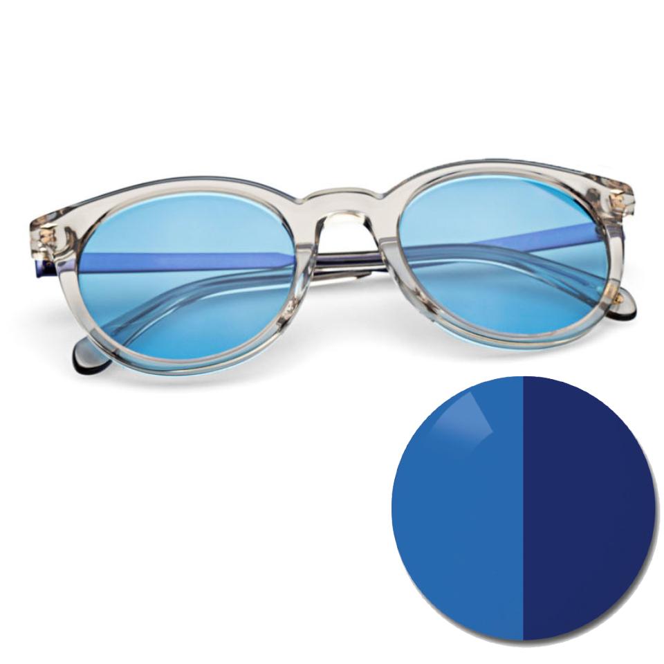 Óculos com lentes ZEISS AdaptiveSun em blue uniforme e um círculo dividido num tom claro e num tom escuro