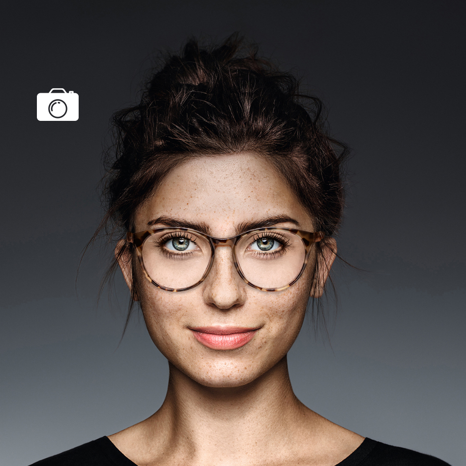 A mesma mulher com lentes incolores, vista através de uma câmara normal e de uma câmara UV. Com a câmara UV, a lente parece preta, o que indica que não deixa passar os raios UV.  