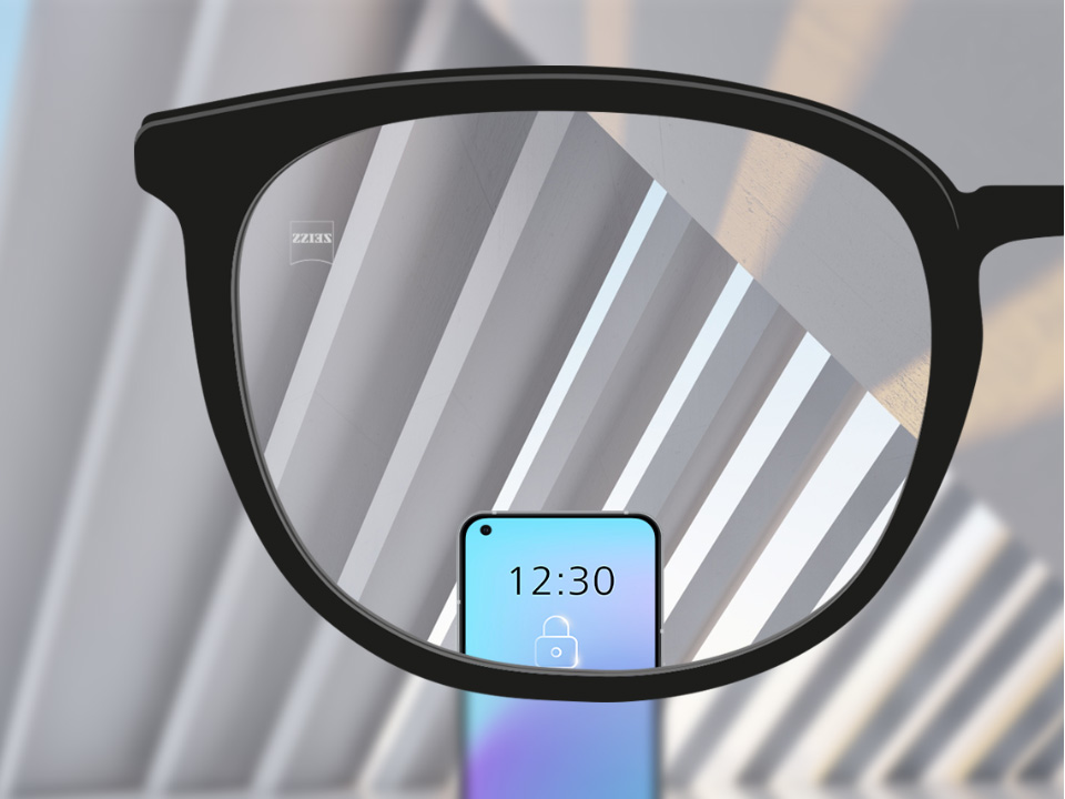 Imagem totalmente nítida de um smartphone através da lente ZEISS SmartLife Monofocal.