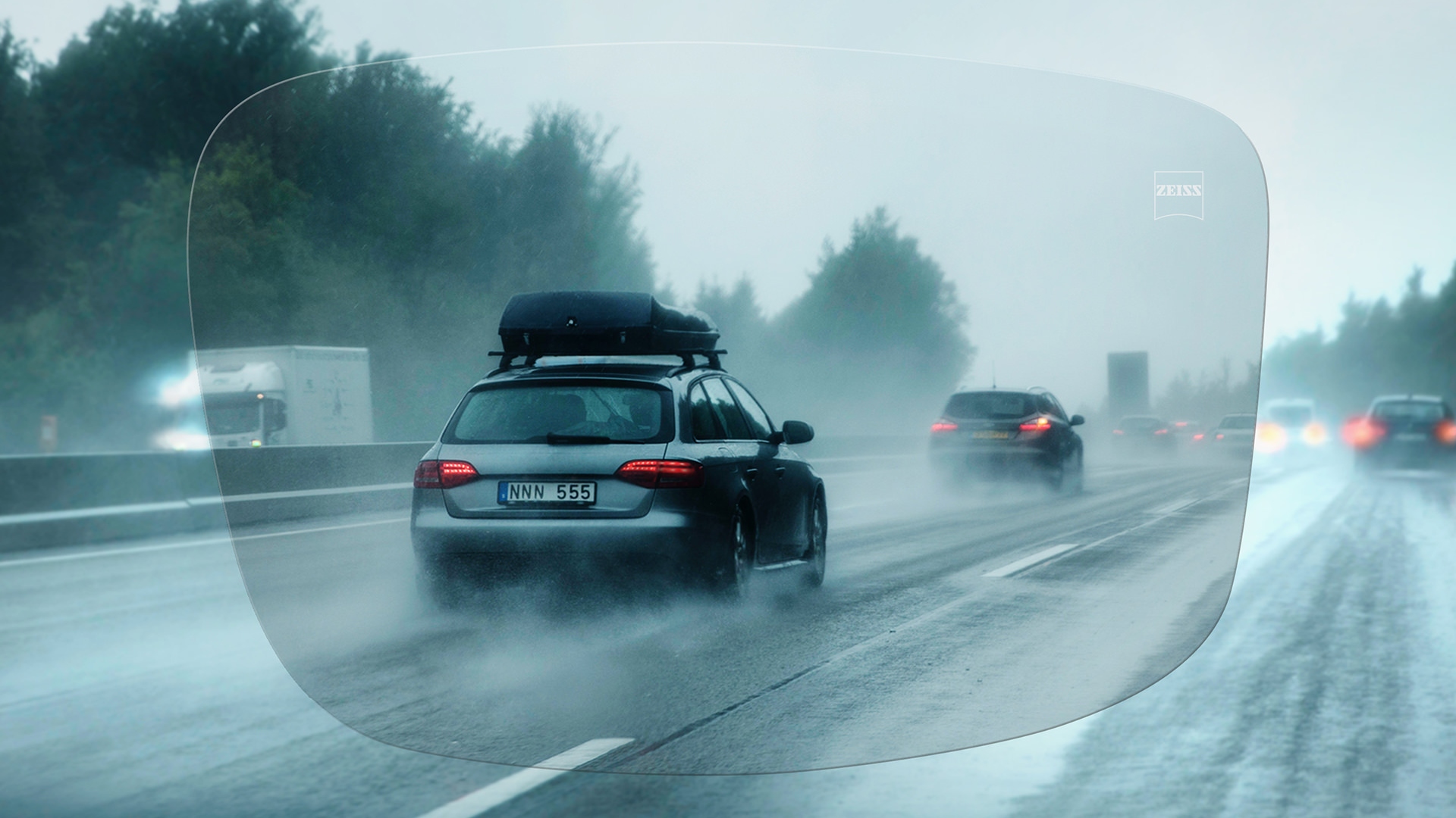 Visão através das lentes ZEISS DriveSafe Monofocal Individual de uma estrada num dia chuvoso 