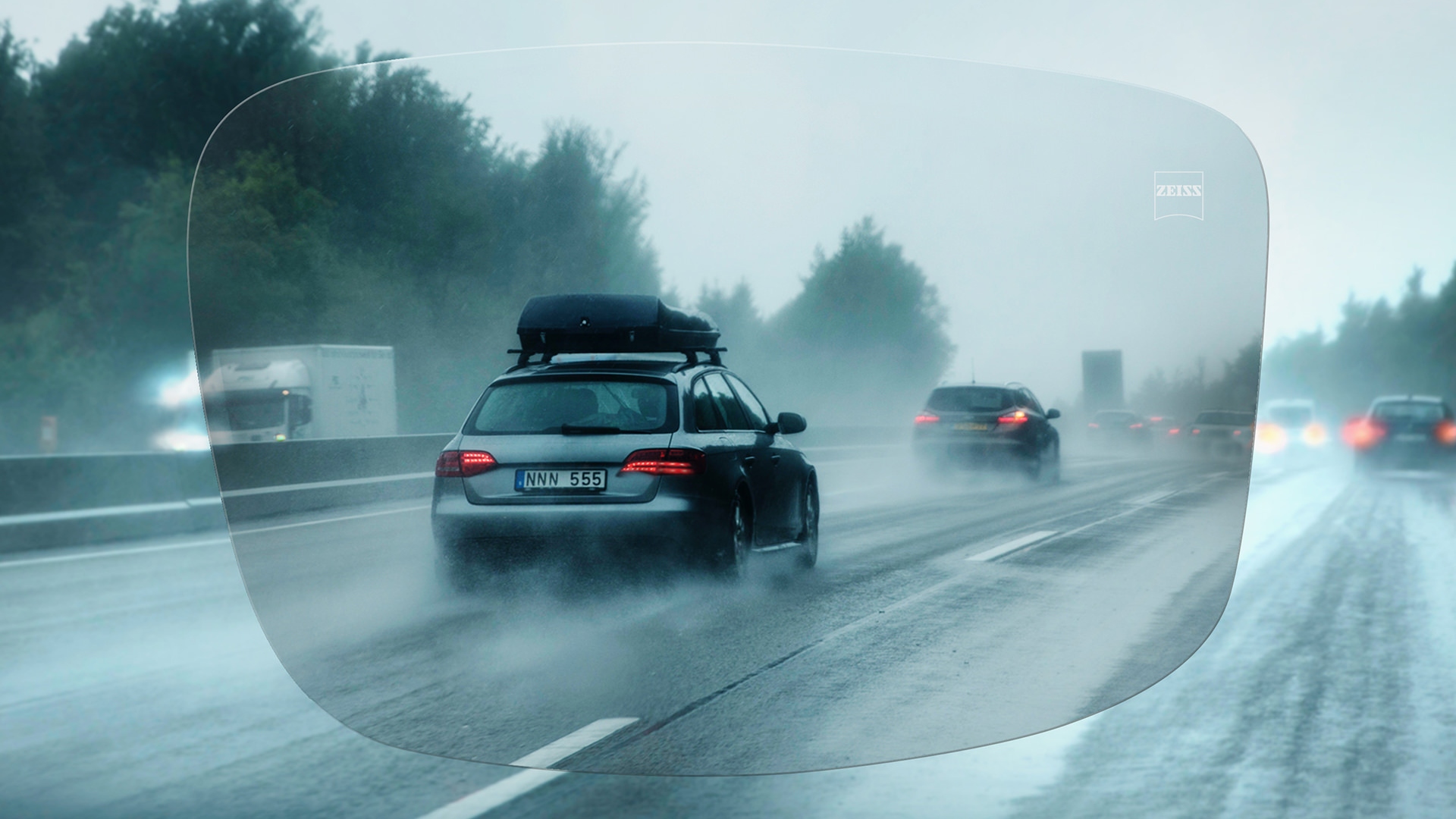 Visão através das lentes ZEISS DriveSafe Monofocal de uma estrada num dia chuvoso 