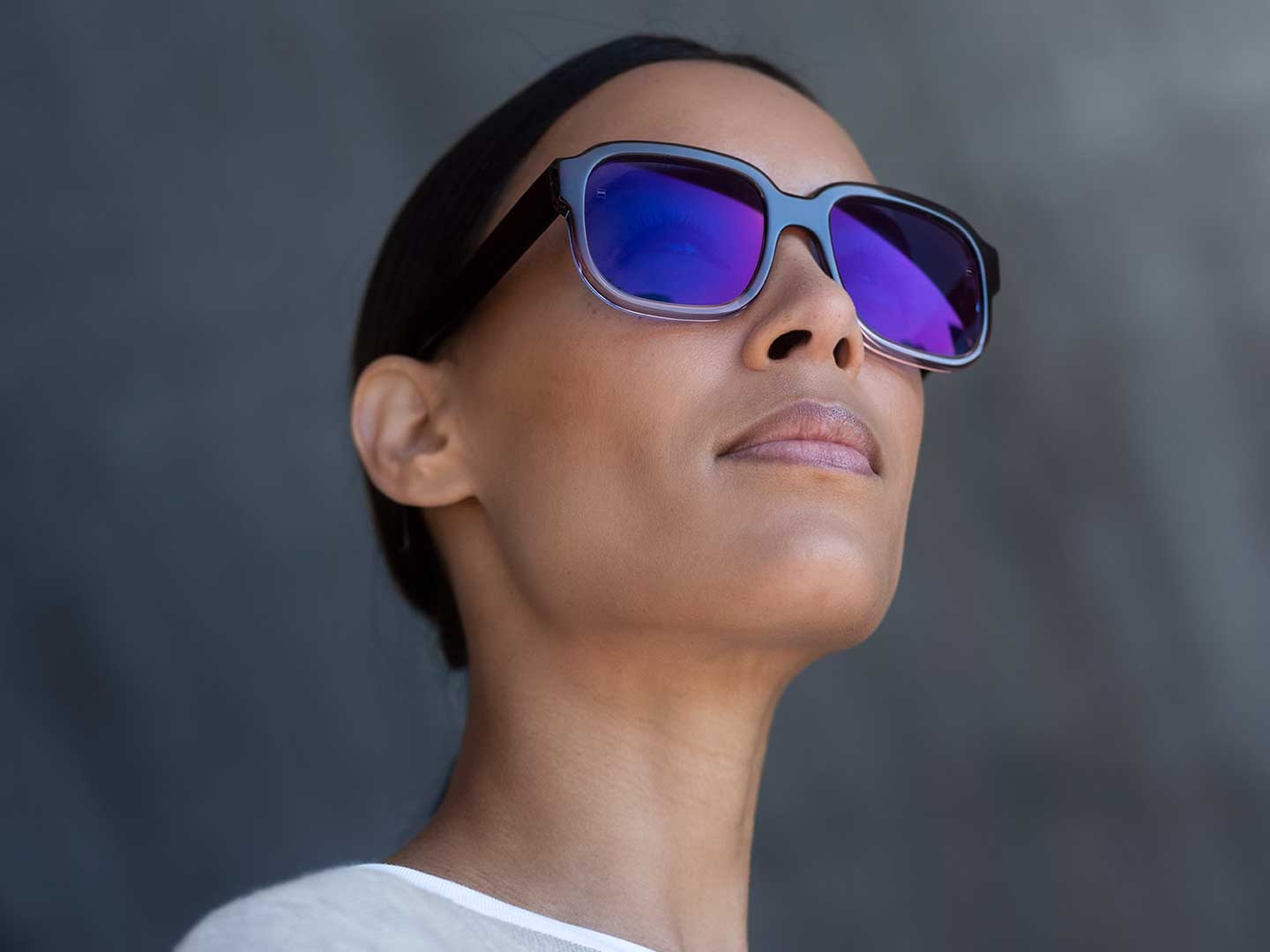 Para lentes escuras de óculos de sol no exterior e para garantir a nitidez perfeita no interior