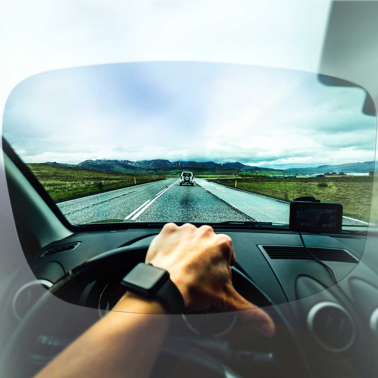 Visão nítida da perspetiva do condutor para a estrada e para a paisagem, através das lentes ZEISS, do portfólio Drive