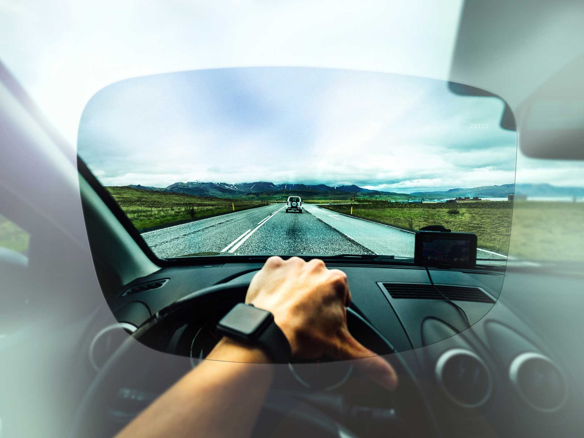 Visão nítida da perspetiva do condutor para a estrada e para a paisagem, através das lentes ZEISS, do portfólio Drive
