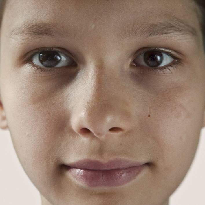 Rosto de uma criança que se transforma em adolescente e em adulto.